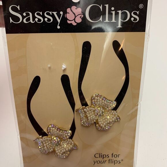 Sassy Clips - Gold Pearl Flower - Picture 1 of 1